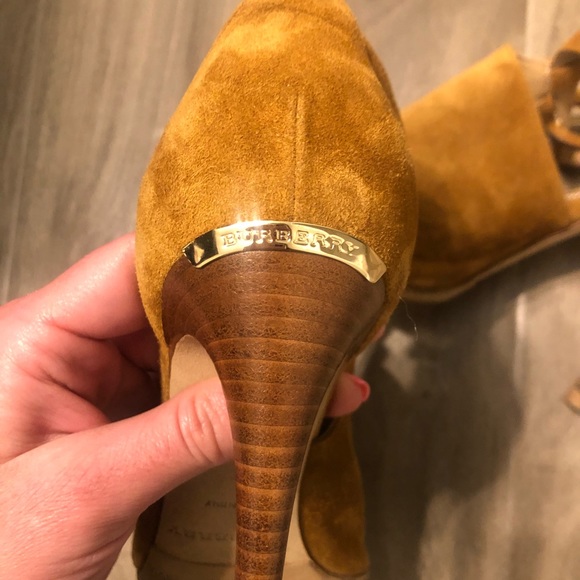 Authentic Burberry high heels - Picture 4 of 5